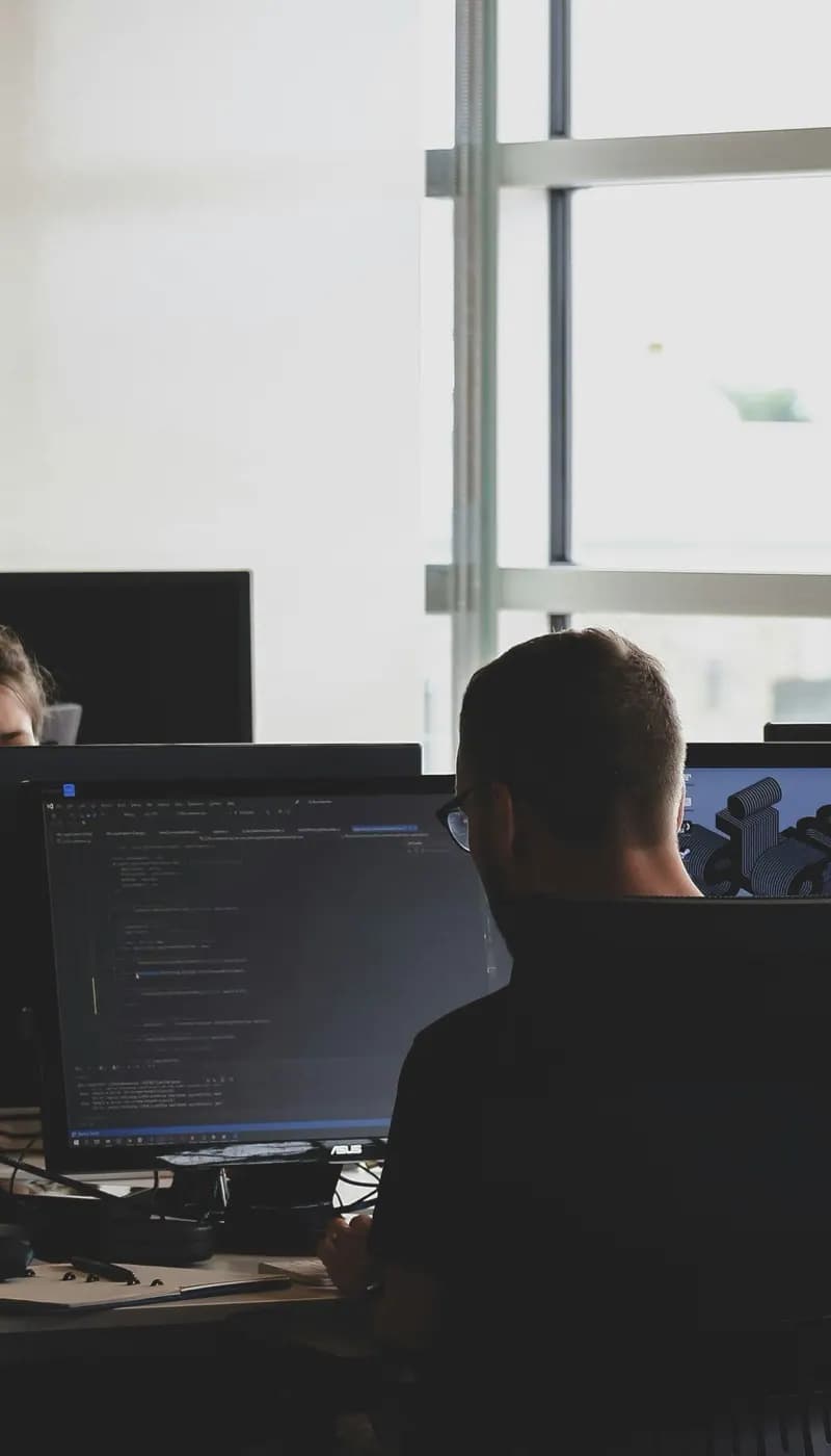 Dashboard de suivi de positions SEO avec courbes de trafic organique en hausse